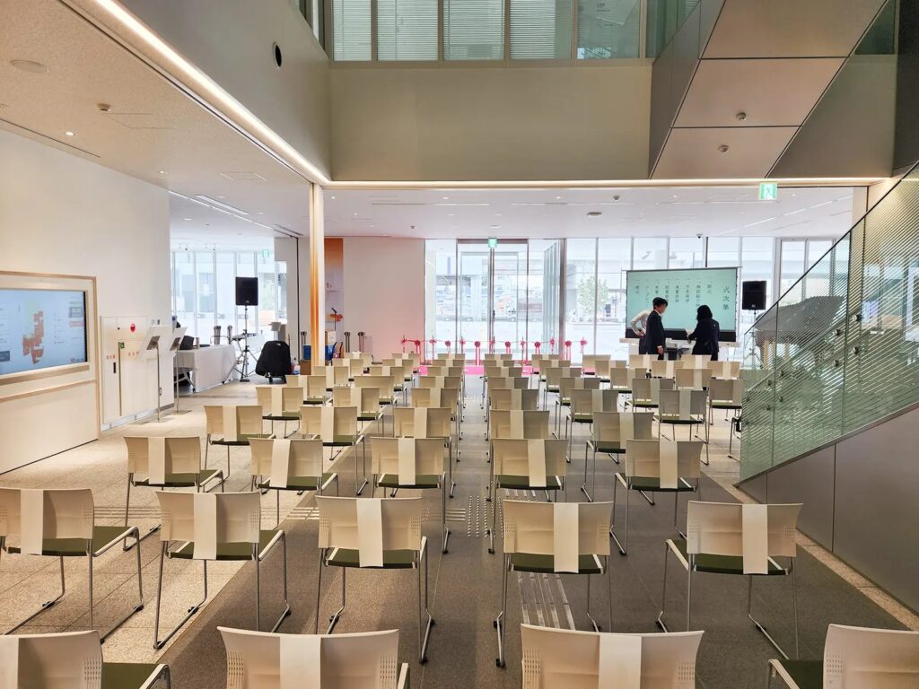 テープカット式 来賓席