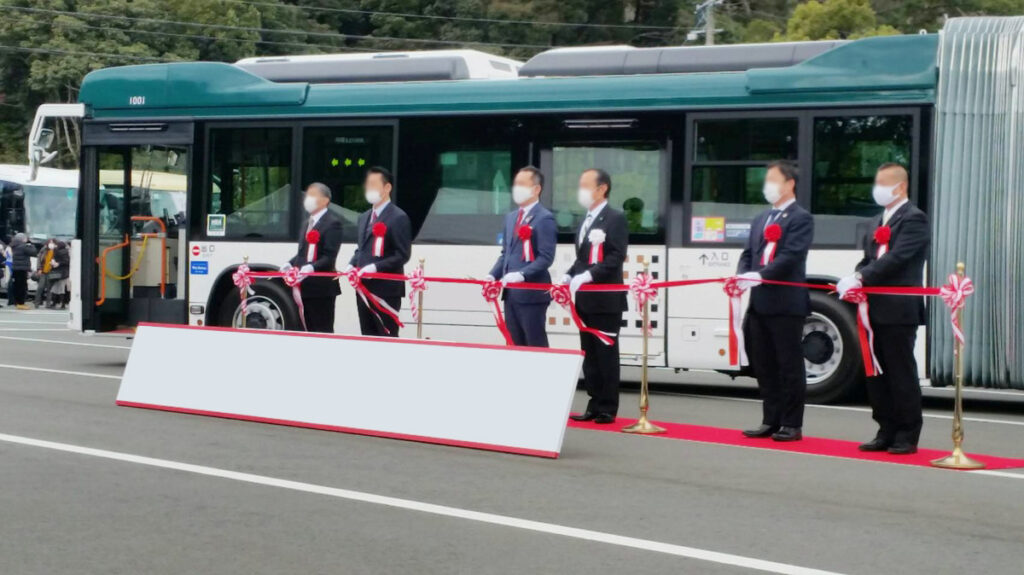 バス出発式の様子