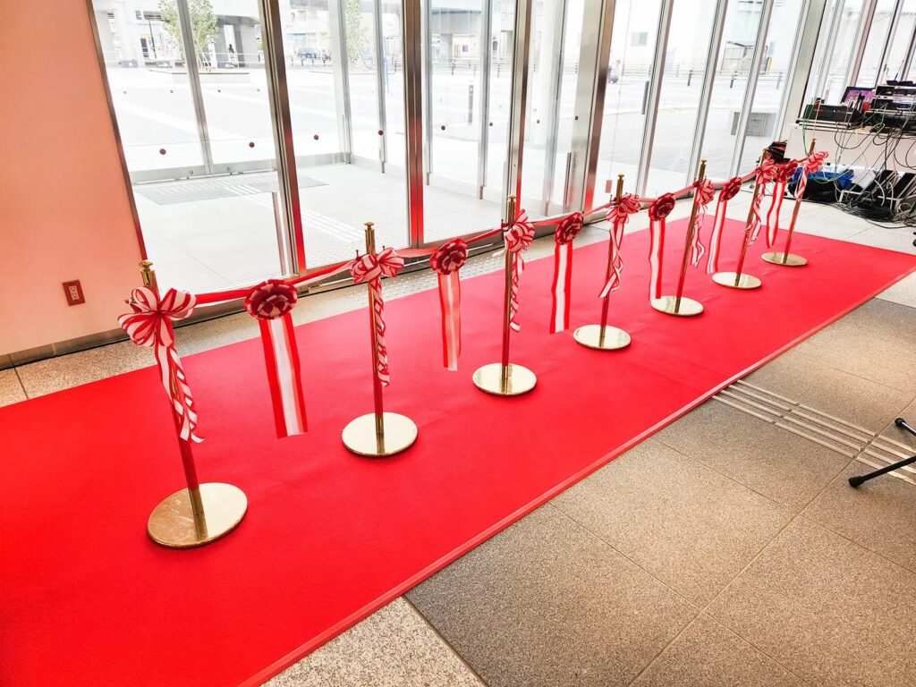 テープカット式場の様子