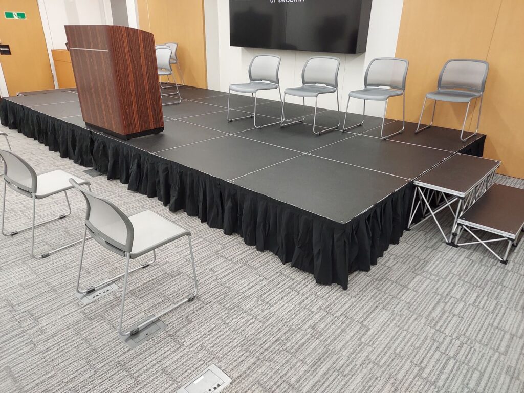 簡単ステージ 入社式の様子1