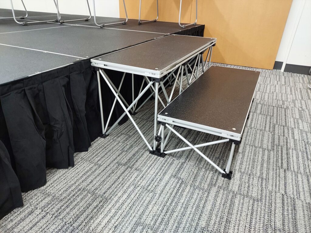 簡単ステージ 入社式の様子2(ステップ階段)