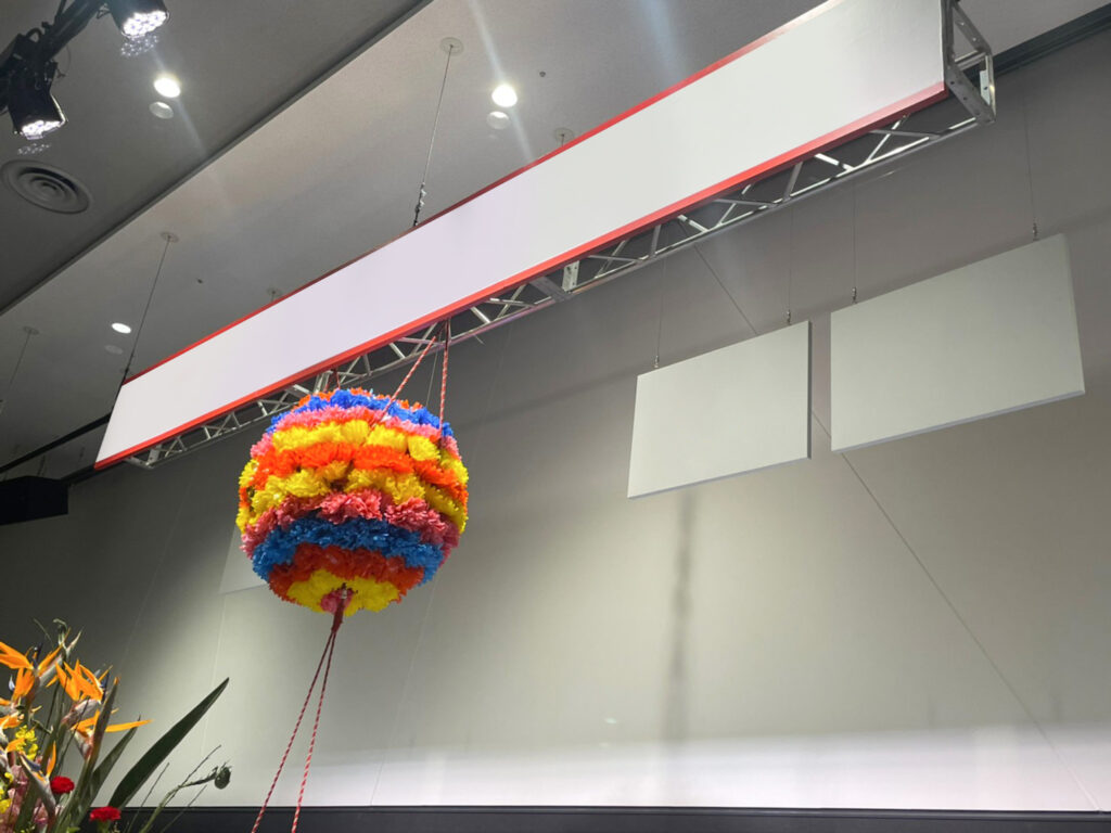 くす玉開きとテープカット式の様子 側面