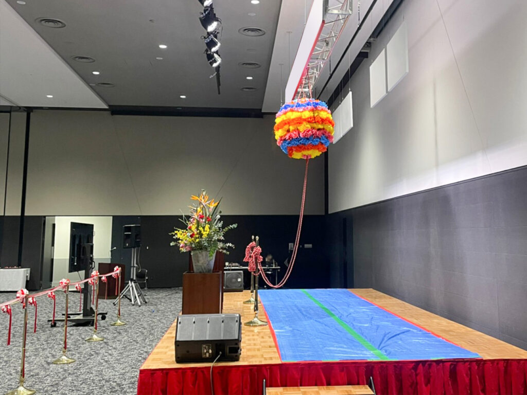 くす玉開きとテープカット式の様子 側面