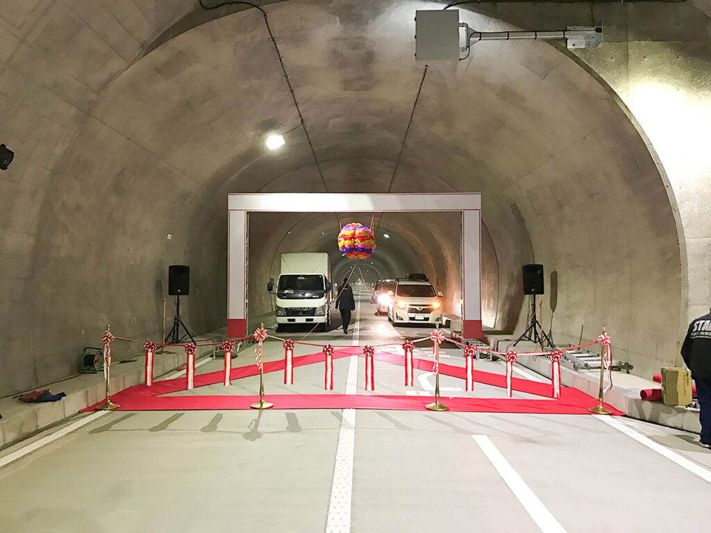 トンネル貫通式の様子