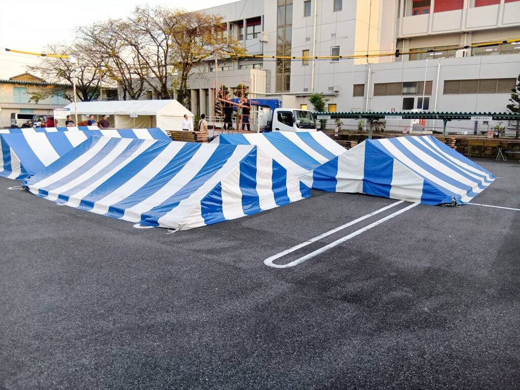 愛知県海部郡蟹江町 町民まつり設営レポート ストライプテント青1