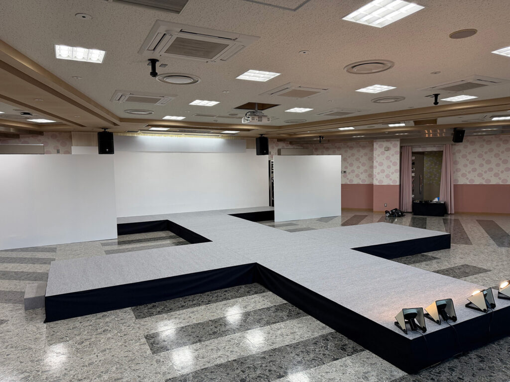 卒業展向けランウェイステージ1