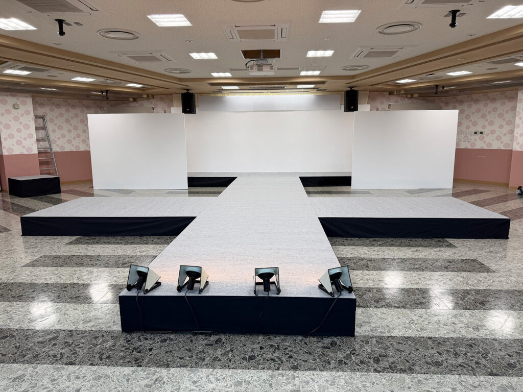 卒業展向けランウェイステージ