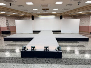 卒業展向けランウェイステージ