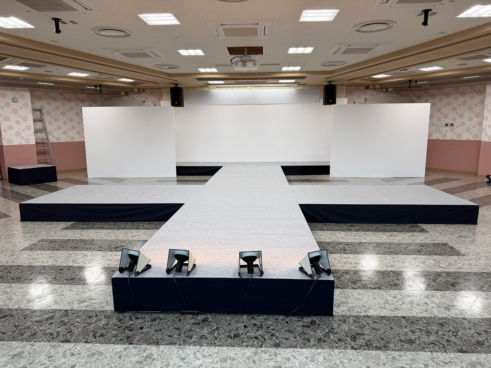 卒業展向けランウェイステージ